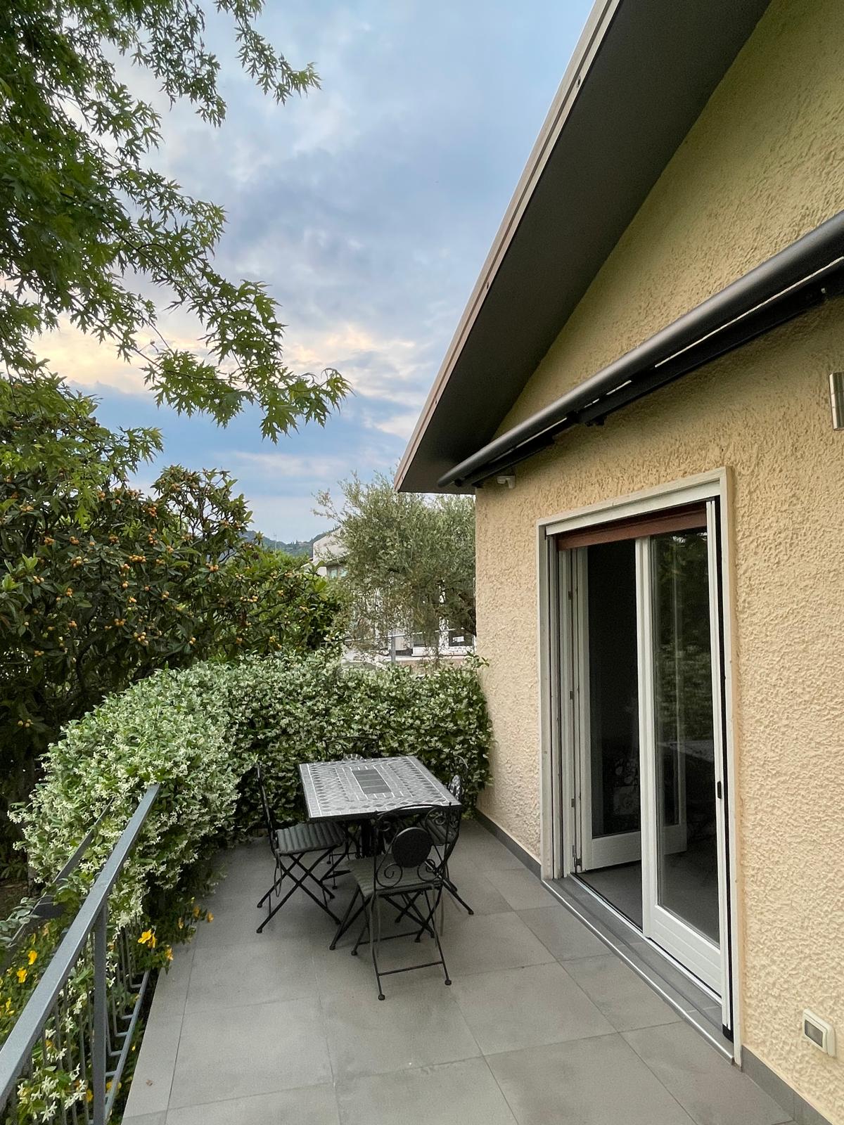 Terrasse der Villa Sole Bardolino im Abendlicht