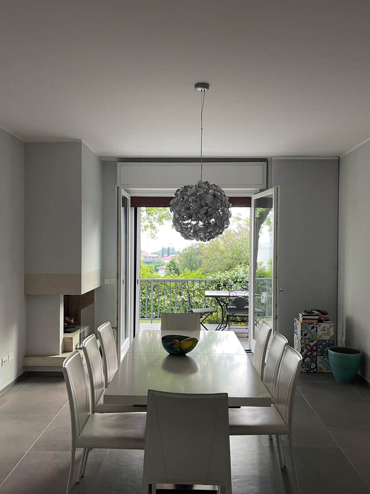 Wohn- und Essraum mit Designleuchte