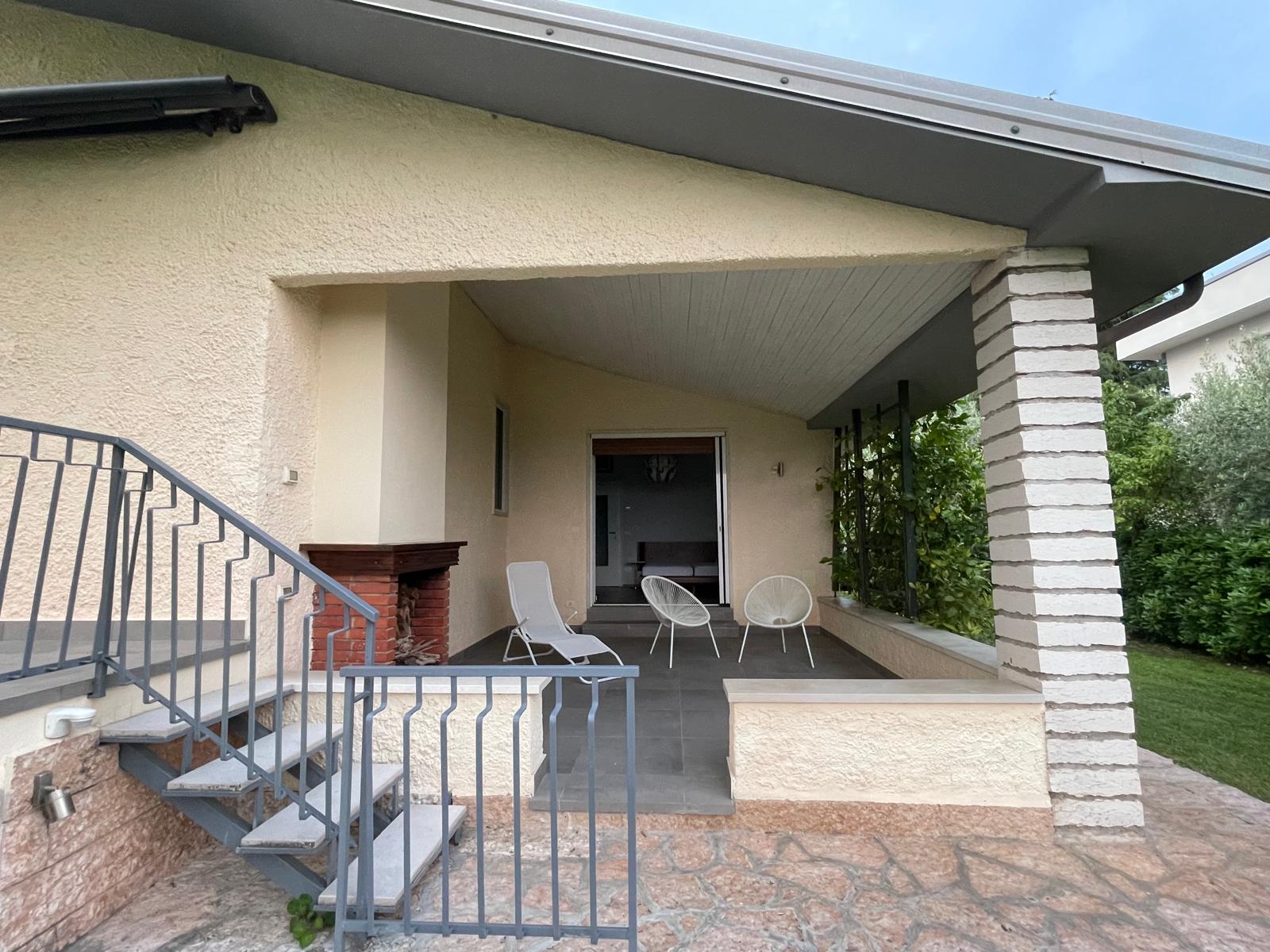 Loggia mit grobem Putz und steinverkleidetem Pfeiler
