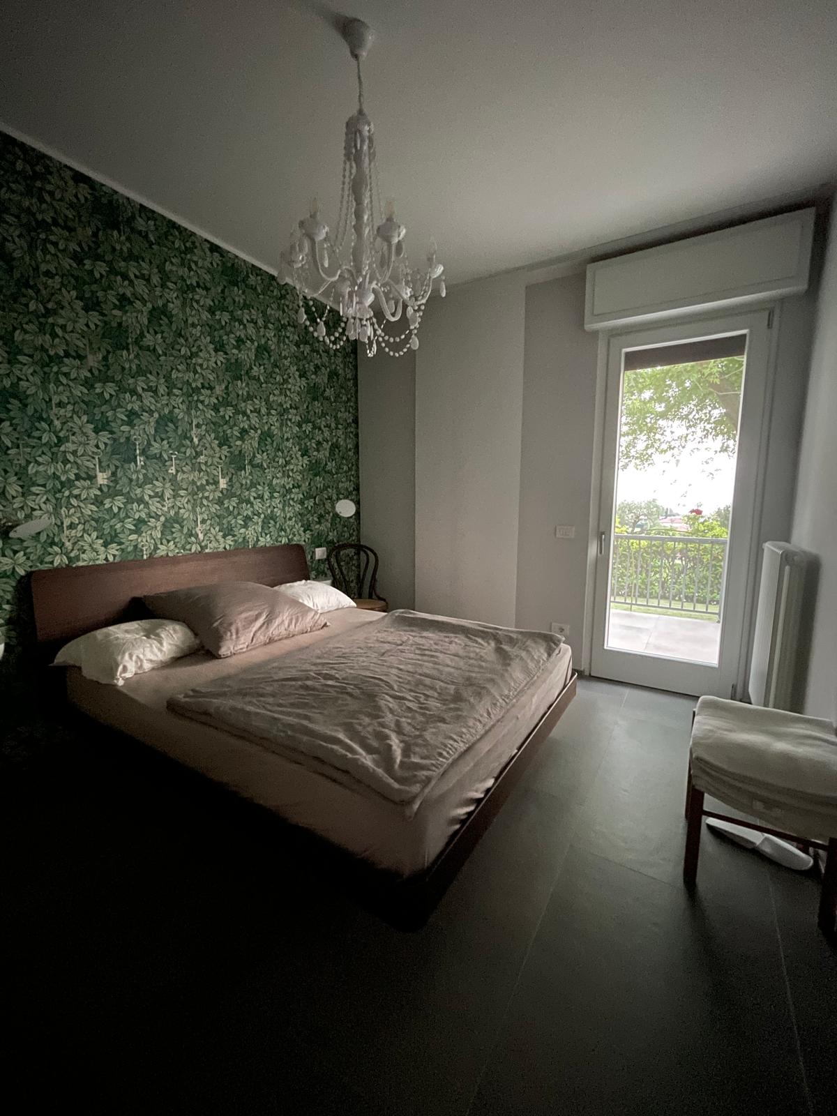 Schlafzimmer mit grüner Blattwand